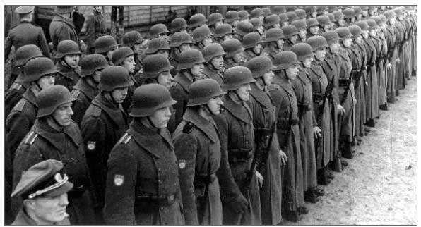 1943年，等待检阅的俄罗斯营官兵。