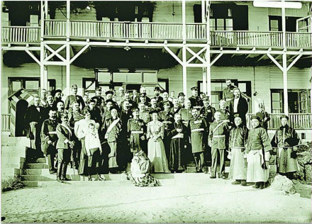 1902年，山东巡抚周馥（前排左四）巡访青岛