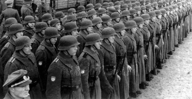 1943年，等待检阅的俄罗斯营