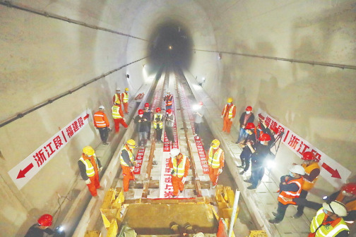 衢宁铁路福建段全线铺轨贯通