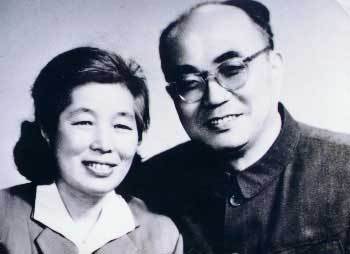 冯仲云(右一)