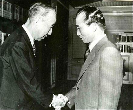 1977年朴正熙会晤访韩的日本前首相岸信介