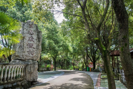 鄂人谷生态旅游度假区 