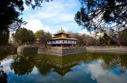 八世达赖喇嘛修建的措吉颇章也称湖心宫 