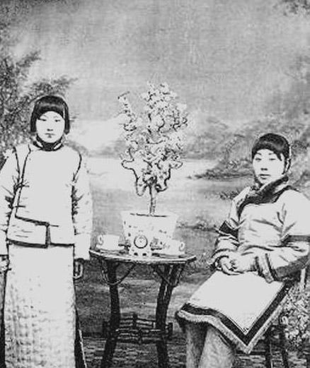 小凤仙（右边）