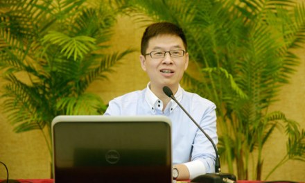 郦波老师正在演讲