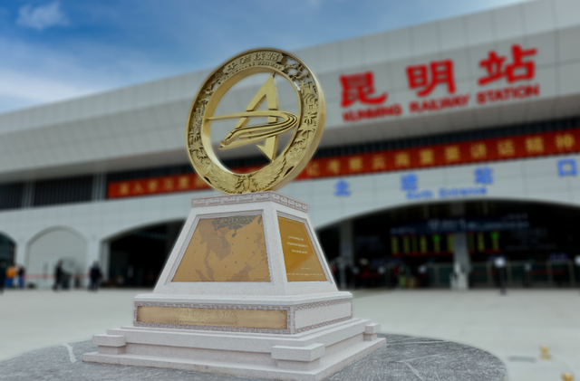 中老昆万铁路零公里标雕塑