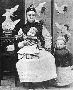载沣和溥仪(右站) 载沣怀中为溥杰 