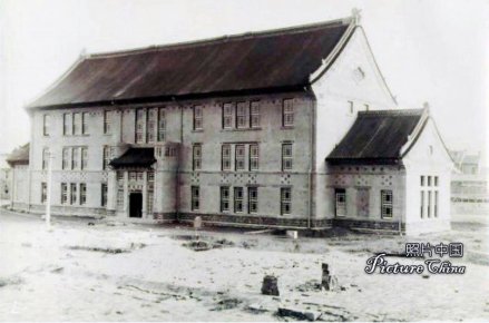 建于1919年的考文楼，原齐鲁大学物理学、生物学楼。