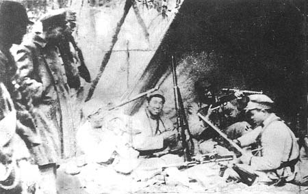 1939年秋，魏拯民（左二）与东北抗日联军第一路军指战员在一起 
