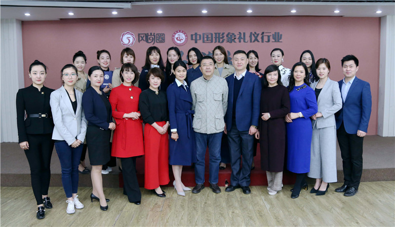 金正昆教授与学生合影 