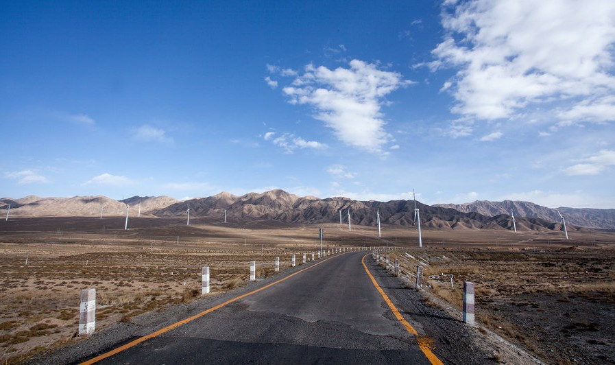 312国道穿过焉支山北峡谷