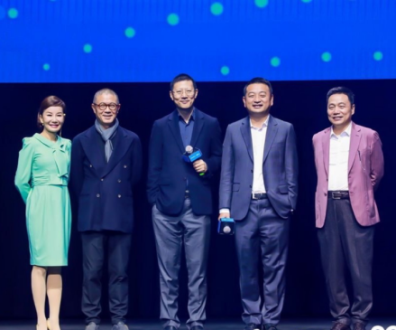携程20周年携程四君子同台，沈南鹏（左3）