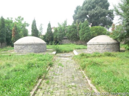 左丘冢为穆尔哈齐，右丘冢为达尔察 