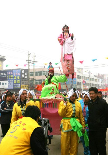 泽畔抬阁 