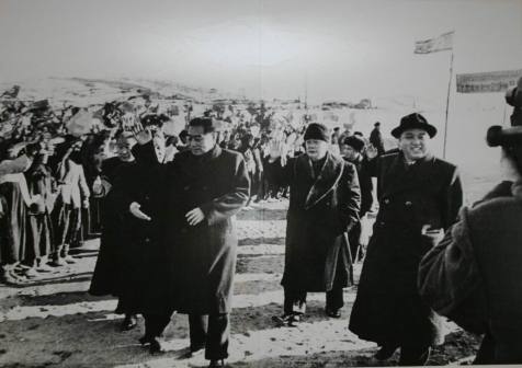 1958年2月19日，周恩来与金日成访问农场