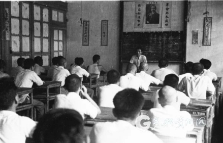 “和平村”教员给俘虏讲课