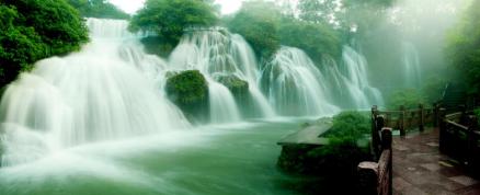 卧龙飞瀑