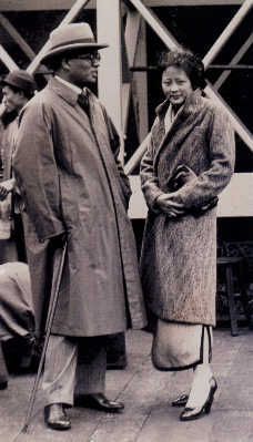 1930年，宋子文与张乐怡在上海轮船码头。