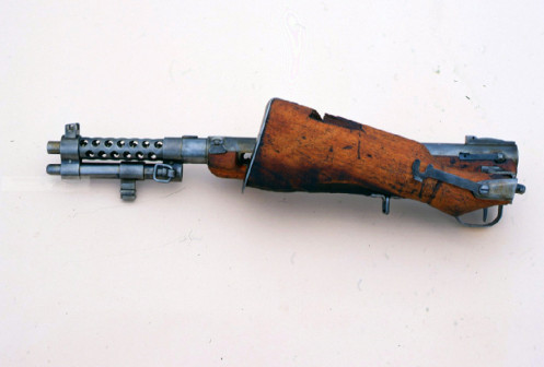 伞兵用百式冲锋枪(使用折叠枪托）