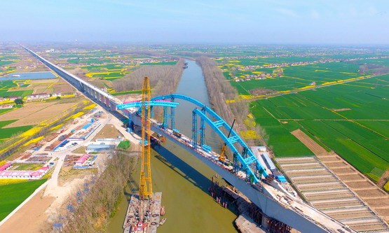 建设中的盐城南双线特大桥跨通榆河连续梁拱