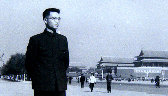 1961年11月,26岁时的厉声教在北京天安门广场