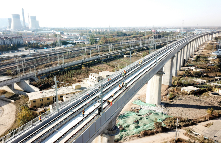 工作人员对徐连高速铁路连云港段接触网进行静态验收、消缺。 