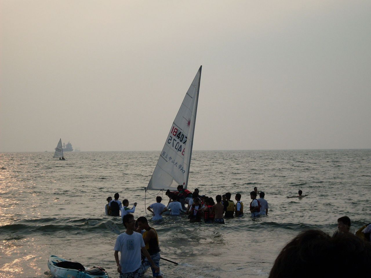 西湾开学祭，海水浴场的大学风帆