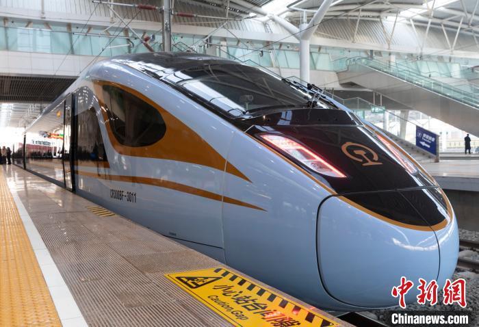 2020年12月26日，D4385次列车准备发车。 