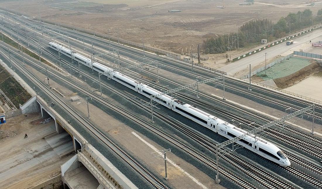 列车从淮安东站驶过 