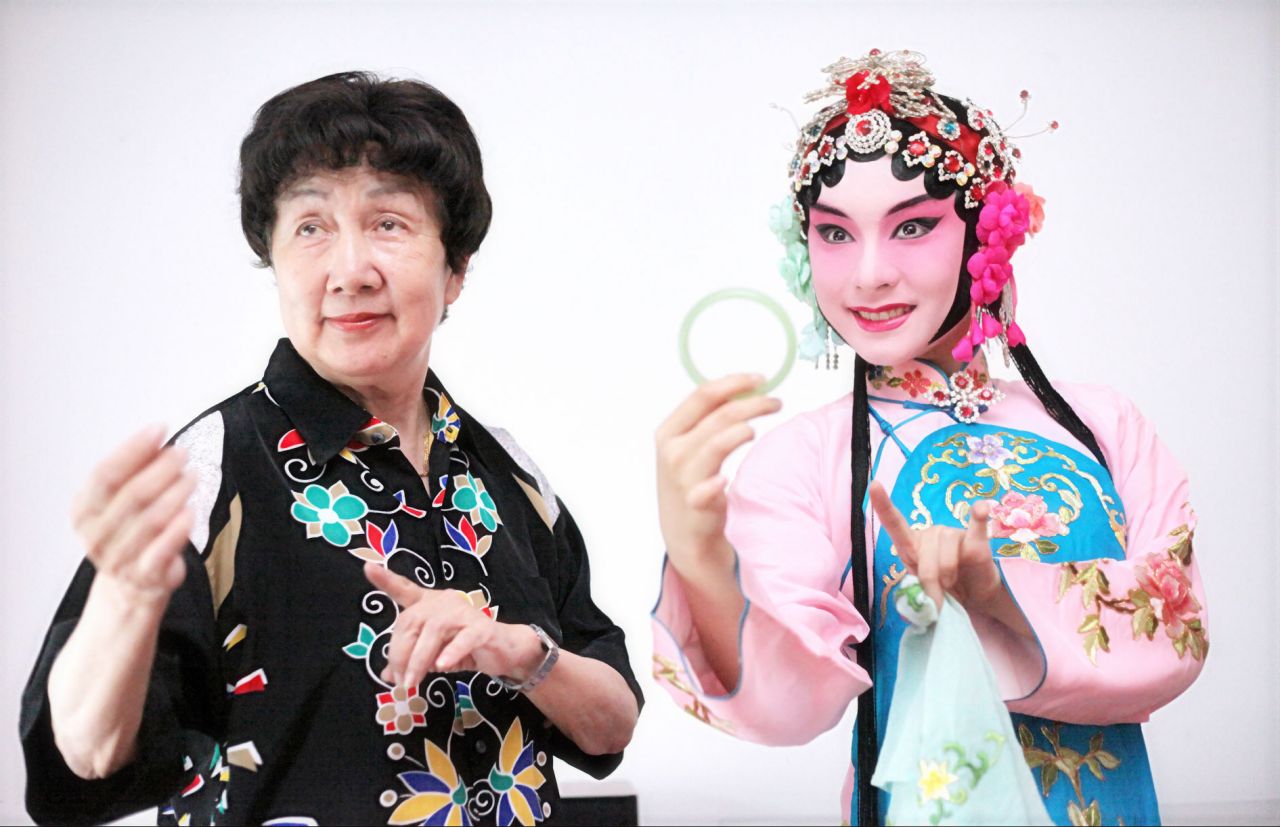 陆正红老师在指导徐洁倩《拾玉镯》