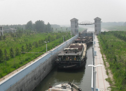 船舶通过2011年建成的颍上闸船闸 