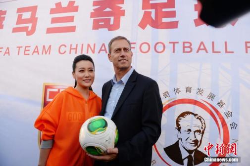 谭晶亮相足球活动（图1）