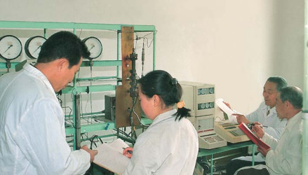 朝鲜科学院咸兴分院科技人员工作的情形