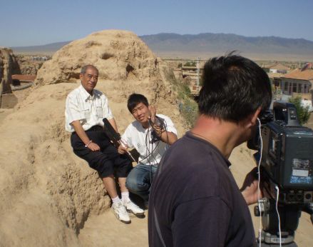 白述礼教授在韦州古城拍摄大明庆王电视片