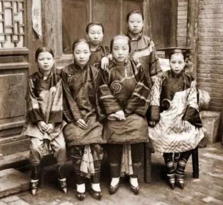                      清代缠足者