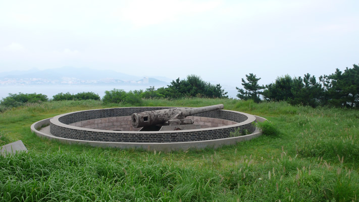 公所后炮台地阱炮位（大炮为复制品）