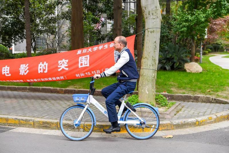 2019年，在复旦大学骑自行车