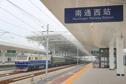 沪苏通铁路首趟检测列车驶入南通西站