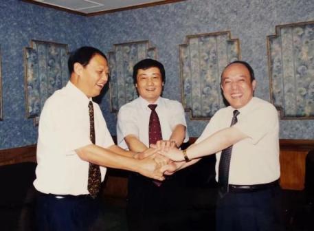 杭州市工业兴市大会冯根生、宗庆后、鲁冠球（从左至右）