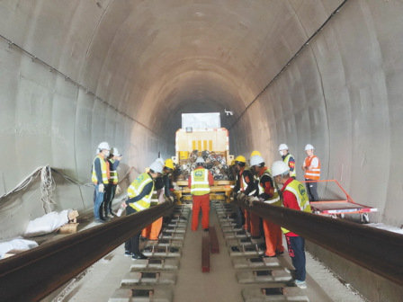 衢宁铁路福建段轨道工程首组长轨成功铺设