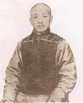 爱新觉罗·载泽半身坐姿照