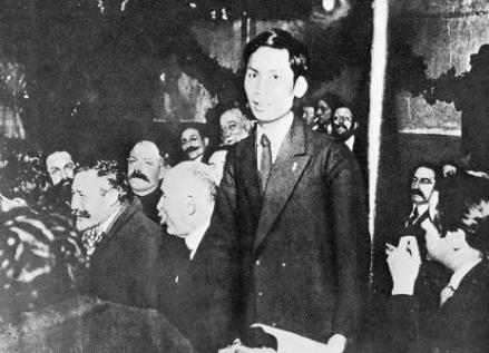 1920年12月，胡志明在法国图尔出席法国社会党第十八次大会 