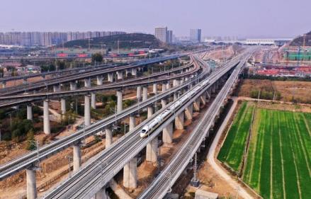 列车驶出徐盐高速铁路徐州东站徐兰场