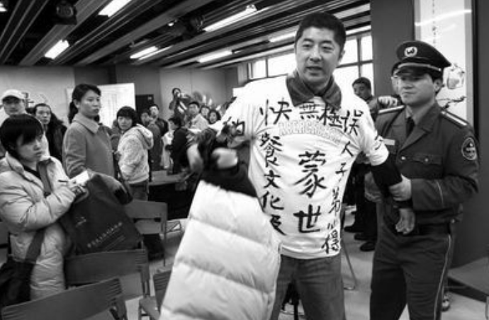 身穿白Ｔ恤男子