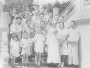 胡小石与弟子摄于玄武湖
