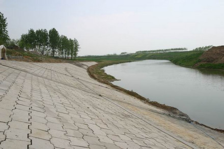洪汝河下游河道堤岸 