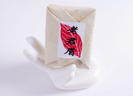 撒金宣纸纯手工包装的老君眉红茶