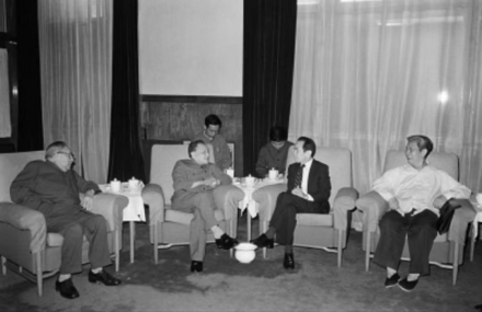 1982年，邓小平与邓力群（右一）等会见香港大学校长黄丽松