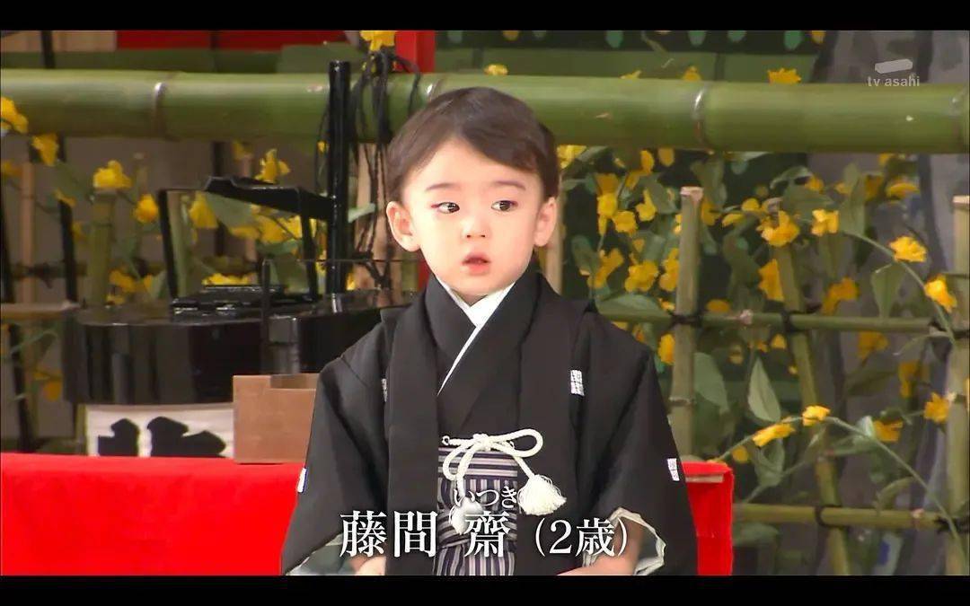 2007年2岁的藤间斋跟着爷爷首次登上舞台